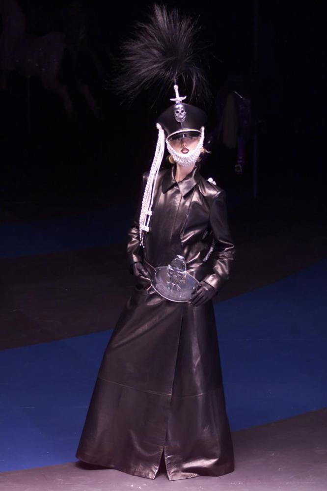 Alexander McQueen: �����/���� 2001, ������ - What a Merry-Go-Round (2001, ������ ������)