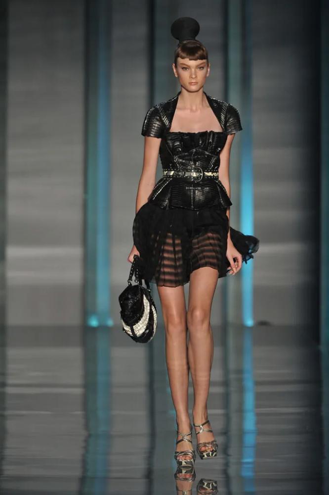 Christian Dior: / 2009,  (2008,  )