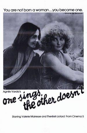 Одна поет, другая танцует (1977, постер фильма)