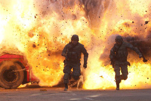 агрессивный персонаж с оружием на фоне взрыва