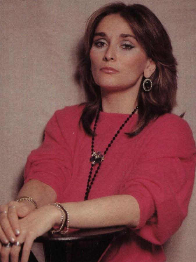 Трусикисіз үйді аралаймын.